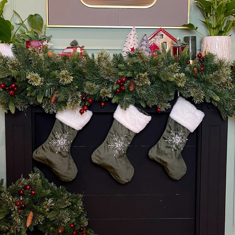 Rutland Pine 9ft Christmas Garland with Berries